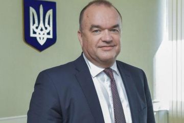Петро Котін доводить українців до зубожіння, а сам хоче зарплату понад 1,6 млн гривень на місяць Петро Котін доводить українців до зубожіння, а сам хоче зарплату понад 1,6 млн гривень на місяць