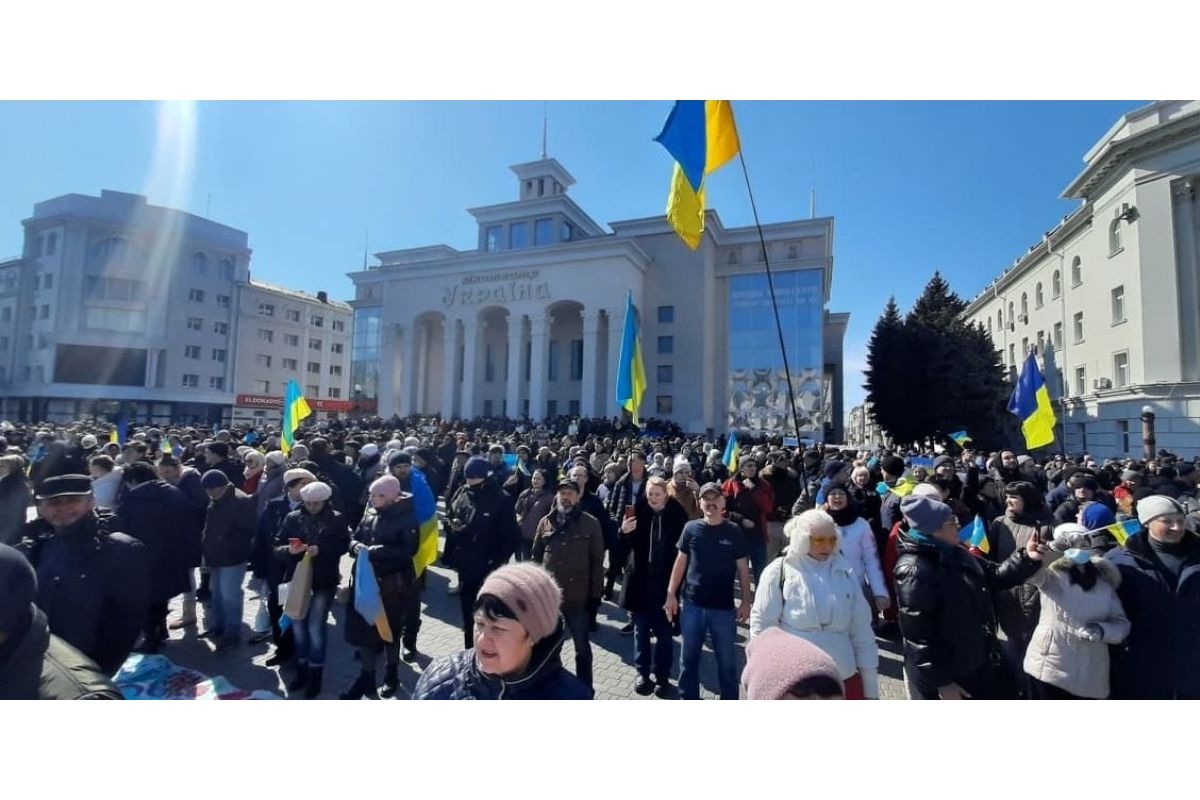 Російське вторгнення в Україну : Мітинг у Херсоні, який анонсували на 10:00, військові РФ закидали світлошумовити та зі сльозогінним газом гранатами.