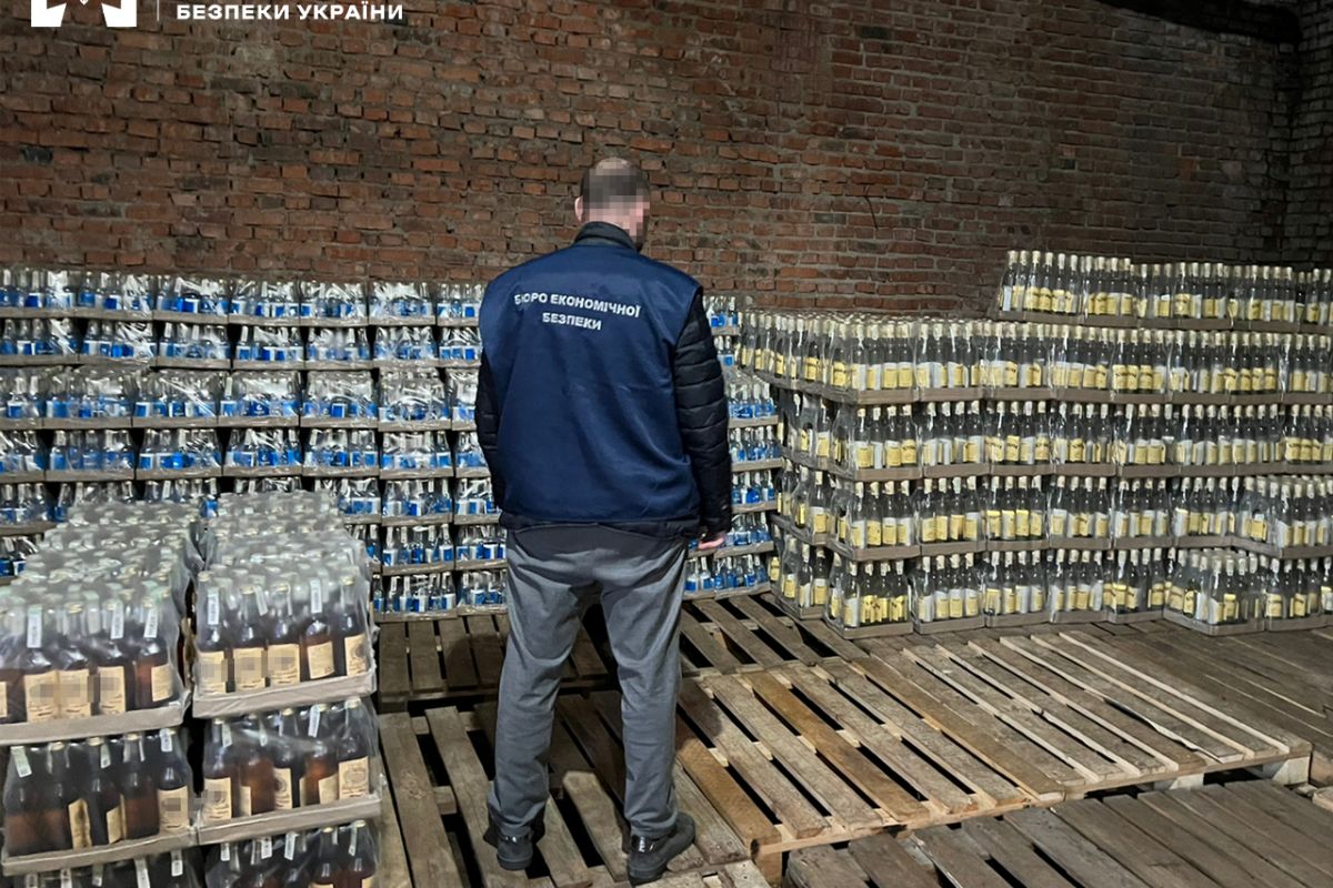 БЕБ вилучило спирту та горілки на близько 10 млн грн. На заводі був відсутній працівник податкового поста ДПС. БЕБ вилучило спирту та горілки на близько 10 млн грн. На заводі був відсутній працівник податкового поста ДПС.