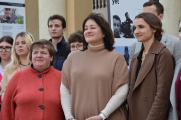 Викладачі кафедри журналістики й здобувачі освіти спеціальності 061 «Журналістика» взяли участь у відкритті фотовиставки «The war is not over yet» Викладачі кафедри журналістики й здобувачі освіти спеціальності 061 «Журналістика» взяли участь у відкритті фотовиставки «The war is not over yet»