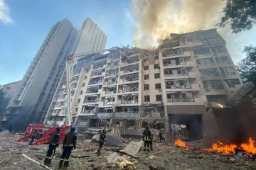 ​Рятувальники ліквідовують наслідки ворожого обстрілу у Шевченківському районі столиці