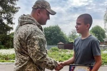 На Чернігівщині нагородили школяра, який убезпечив містян від протитанкової міни  На Чернігівщині нагородили школяра, який убезпечив містян від протитанкової міни