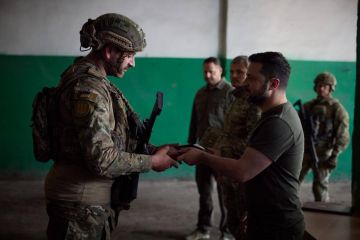 Президент України Володимир Зеленський відвідав передові позиції ЗСУ на Бердянському напрямку Президент України Володимир Зеленський відвідав передові позиції ЗСУ на Бердянському напрямку