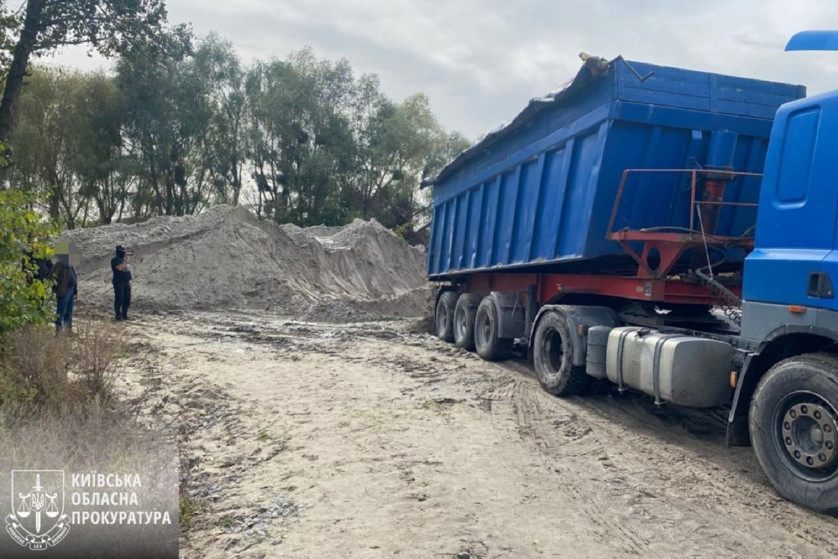 Двоє мешканців Київщини підозрюються у незаконному видобуванні піску на понад півмільйона гривень Двоє мешканців Київщини підозрюються у незаконному видобуванні піску на понад півмільйона гривень