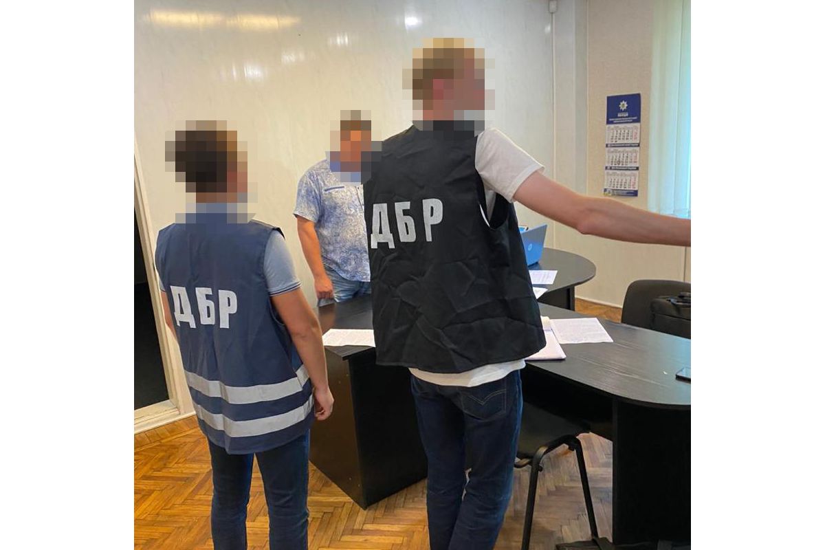 Начальника відділення поліції Кам’янського підозрюють у вимаганні хабарів Начальника відділення поліції Кам’янського підозрюють у вимаганні хабарів