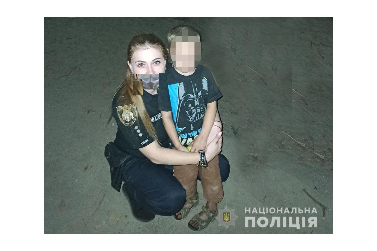 Поліцейські Кам’янського повернули батькам зниклих з дитмайданчику синів Поліцейські Кам’янського повернули батькам зниклих з дитмайданчику синів