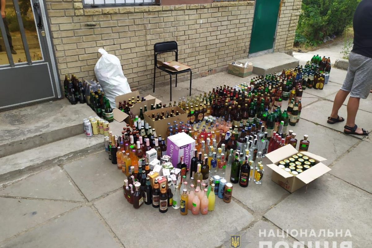 На Дніпропетровщині поліцейські вилучили контрафактні цигарки та алкоголь На Дніпропетровщині поліцейські вилучили контрафактні цигарки та алкоголь
