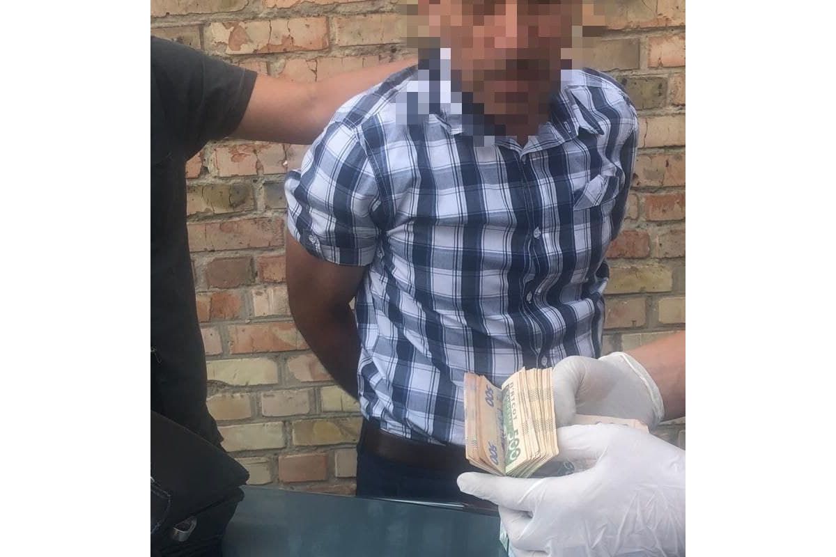 На Київщині начальника одного з виробничих підрозділів Фастівського залізничного вузла викрито на одержанні 27 000 грн неправомірної вигоди На Київщині начальника одного з виробничих підрозділів Фастівського залізничного вузла викрито на одержанні 27 000 грн неправомірної вигоди