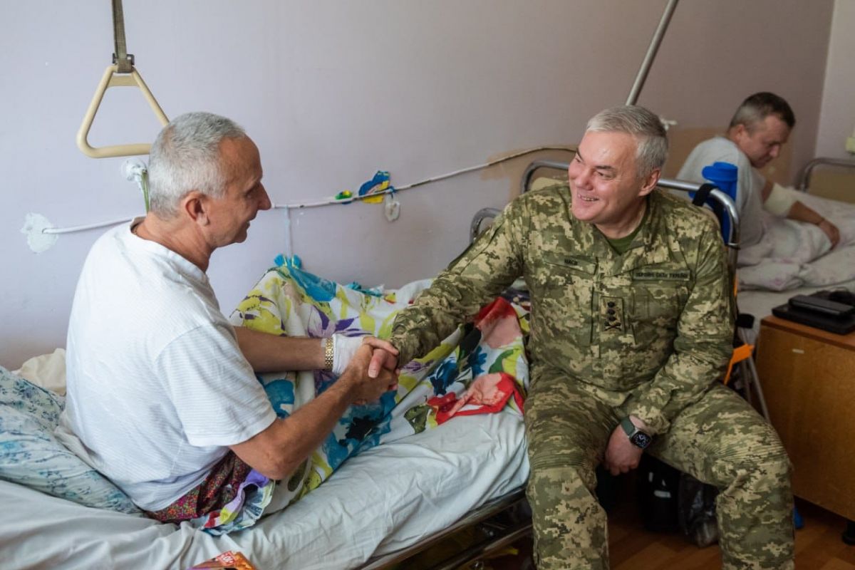 Командувач Об’єднаних Сил ЗС України генерал-лейтенант Сергій Наєв зустрівся з військовослужбовцями, які перебувають на лікуванні. Командувач Об’єднаних Сил ЗС України генерал-лейтенант Сергій Наєв зустрівся з військовослужбовцями, які перебувають на лікуванні.