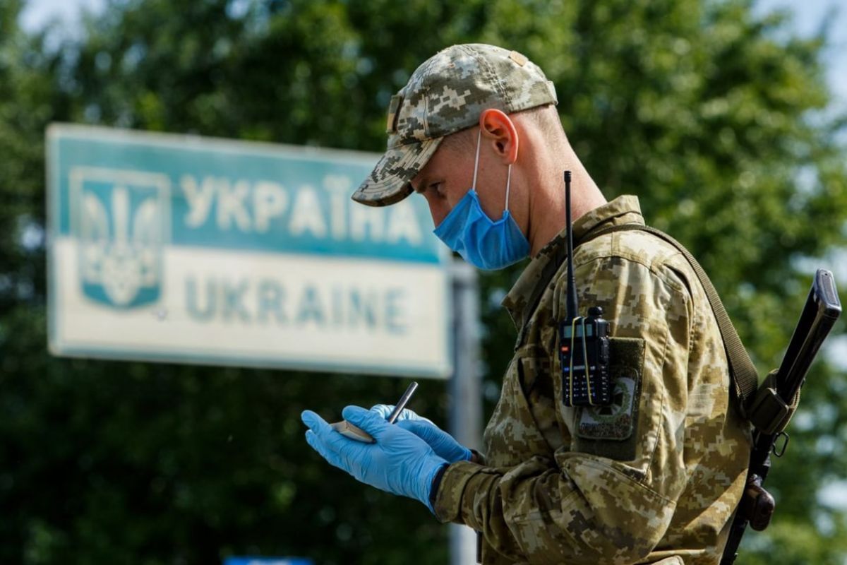 На кордоні з Польщею затримали "багатодітного" батька, який "купив" двох дітей На кордоні з Польщею затримали "багатодітного" батька, який "купив" двох дітей