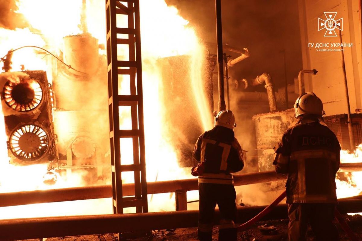 А це фото з місця ліквідації наслідків ворожих обстрілів по об’єктах інфраструктури на Київщині А це фото з місця ліквідації наслідків ворожих обстрілів по об’єктах інфраструктури на Київщині