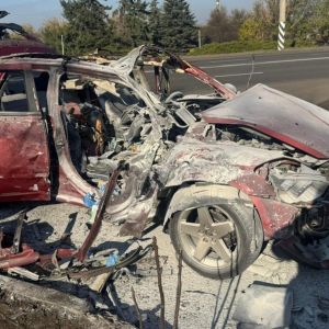 Окупанти поцілили по цивільній автівці в Краматорську – двоє медійників загинуло, ще одного поранено Окупанти поцілили по цивільній автівці в Краматорську – двоє медійників загинуло, ще одного поранено