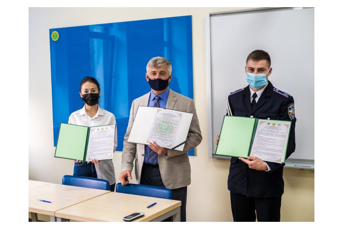 В Університеті відбулося урочисте підписання Декларації про дотримання академічної доброчесності В Університеті відбулося урочисте підписання Декларації про дотримання академічної доброчесності