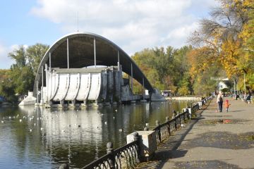 Озеро вийшло з берегів! Будьте обережні в парку Дніпра! Озеро вийшло з берегів! Будьте обережні в парку Дніпра!