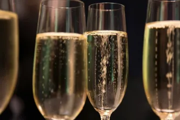 ​Шампанське тепер коштуватиме дорожче: Кабмін підвищив ціну на ігристе вино