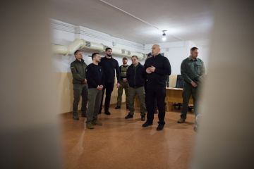 На Дніпропетровщині Володимир Зеленський відвідав Нікопольський район, який постійно зазнає ворожих обстрілів На Дніпропетровщині Володимир Зеленський відвідав Нікопольський район, який постійно зазнає ворожих обстрілів