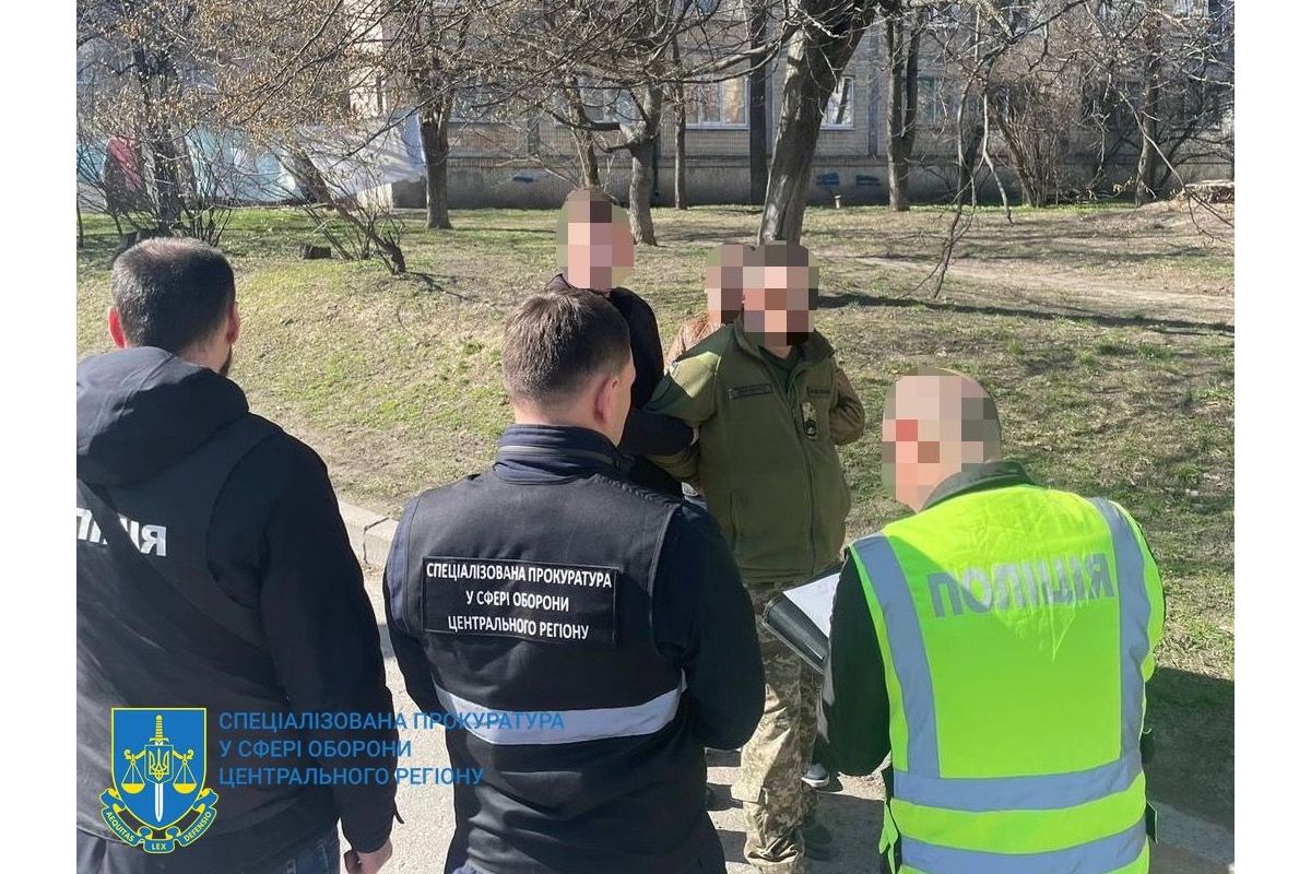 900 доларів США хабара: затримано посадовця Київського ТЦК та СП 900 доларів США хабара: затримано посадовця Київського ТЦК та СП