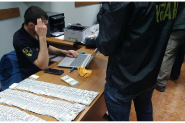 Злочинець-фіскал Олександр Чепель досі на свободі. А де ж обіцяні посадки?! Злочинець-фіскал Олександр Чепель досі на свободі. А де ж обіцяні посадки?!