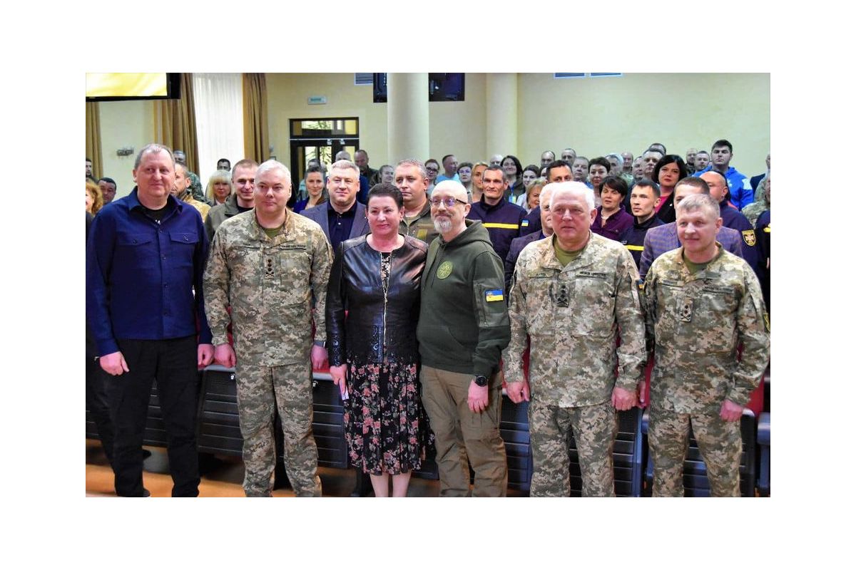 Міністр оборони України Олексій Резніков здійснив робочий візит на Сумщину, де зустрівся з командувачем Об'єднаних сил ЗС України генерал-лейтенантом Сергієм Наєвим Міністр оборони України Олексій Резніков здійснив робочий візит на Сумщину, де зустрівся з командувачем Об'єднаних сил ЗС України генерал-лейтенантом Сергієм Наєвим