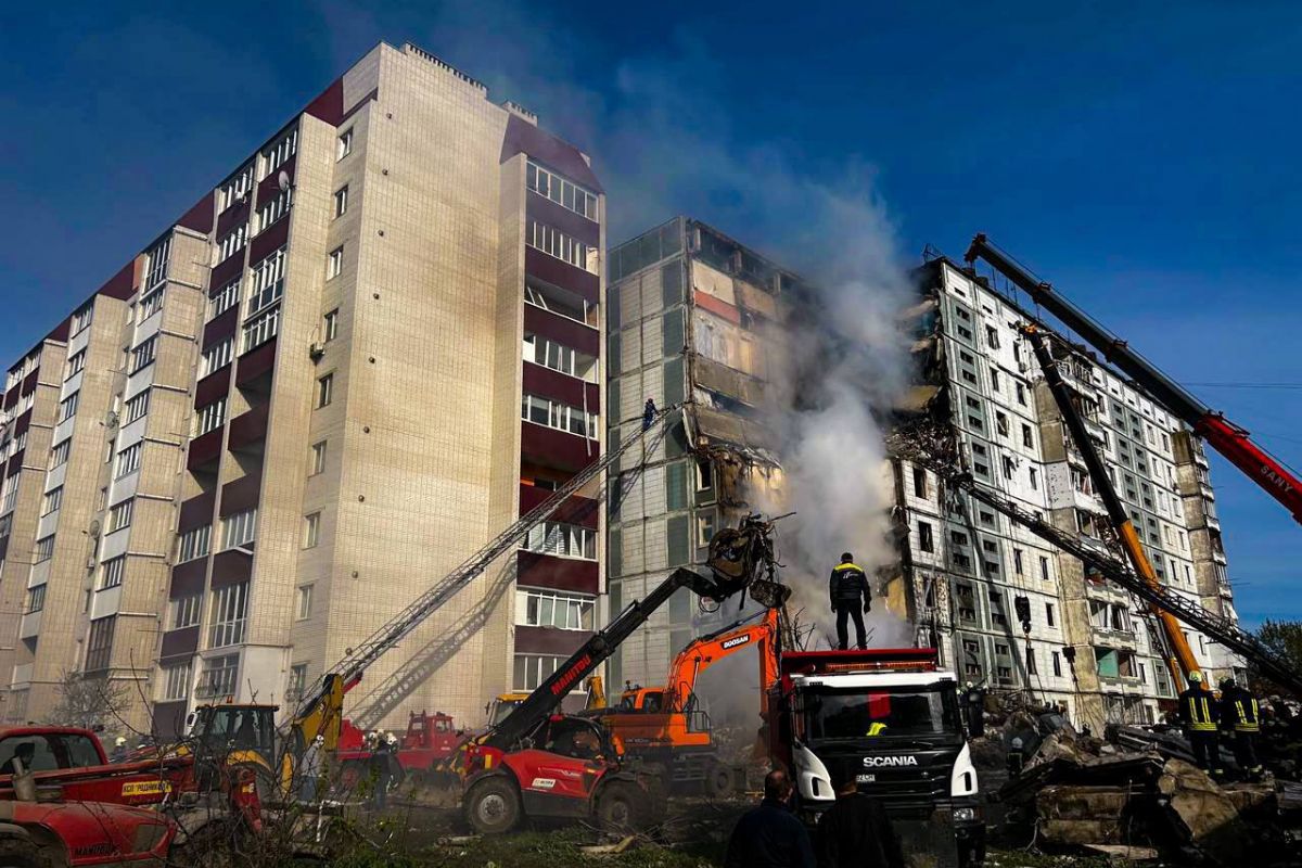 Станом на 10:05 кількість жертв ракетного удару по багатоповерхівці в Умані зросла до 10, про це повідомив міністр внутрішніх справ Ігор Клименко Станом на 10:05 кількість жертв ракетного удару по багатоповерхівці в Умані зросла до 10, про це повідомив міністр внутрішніх справ Ігор Клименко