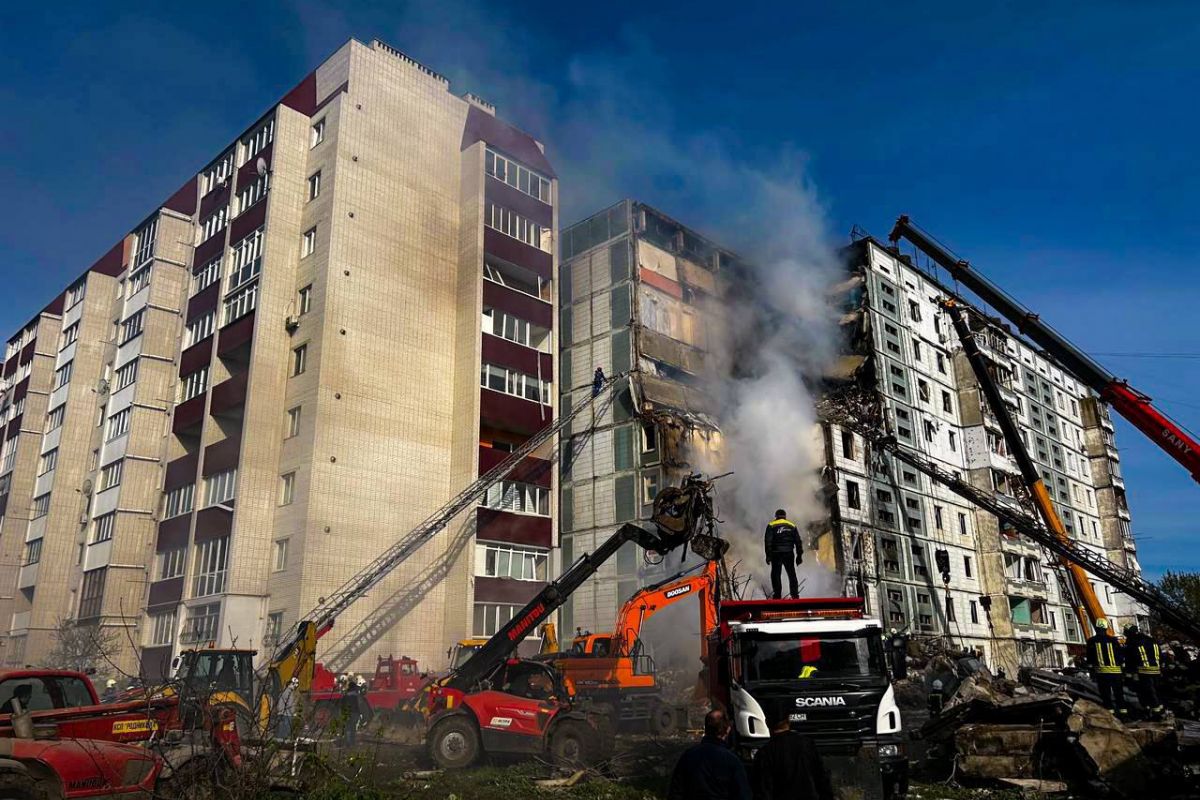 Станом на 10:05 кількість жертв ракетного удару по багатоповерхівці в Умані зросла до 10, про це повідомив міністр внутрішніх справ Ігор Клименко