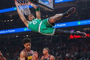 Звезда "Бостона" оформил сумасшедший данк на подборе: момент дня в НБА Звезда "Бостона" оформил сумасшедший данк на подборе: момент дня в НБА