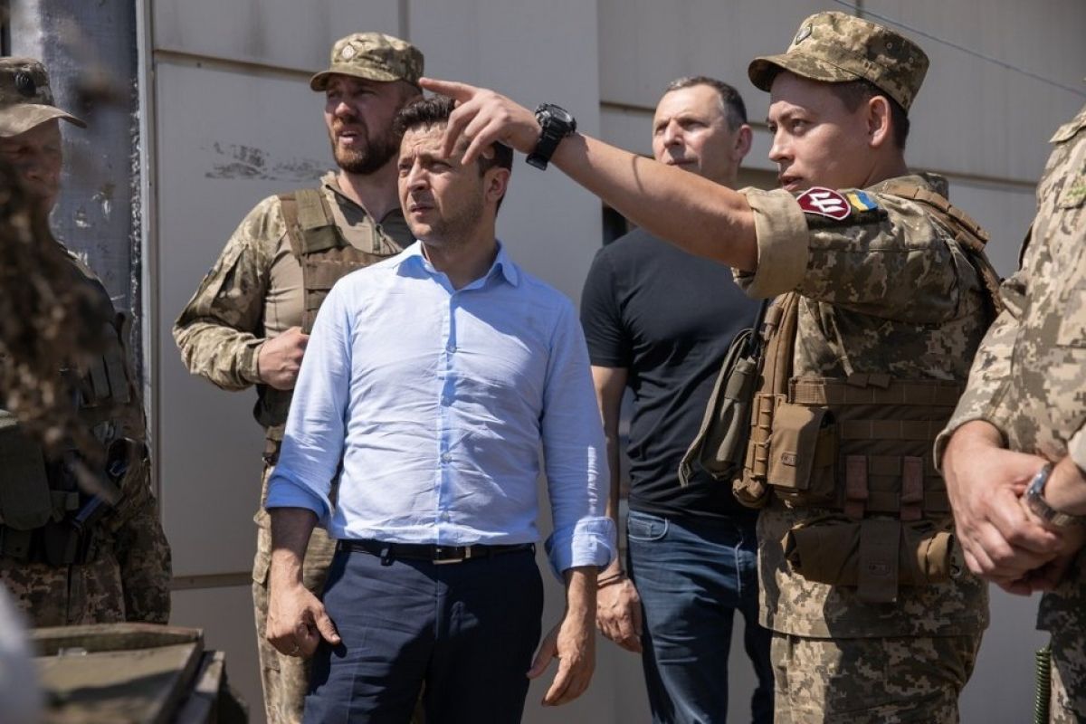 Зеленський вперше на новій посаді відвідав передову Зеленський вперше на новій посаді відвідав передову