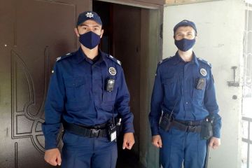 Судові охоронці Полтавщини врятували життя чоловікові, який раптово знепритомнів прямо на східцях судової установи Судові охоронці Полтавщини врятували життя чоловікові, який раптово знепритомнів прямо на східцях судової установи