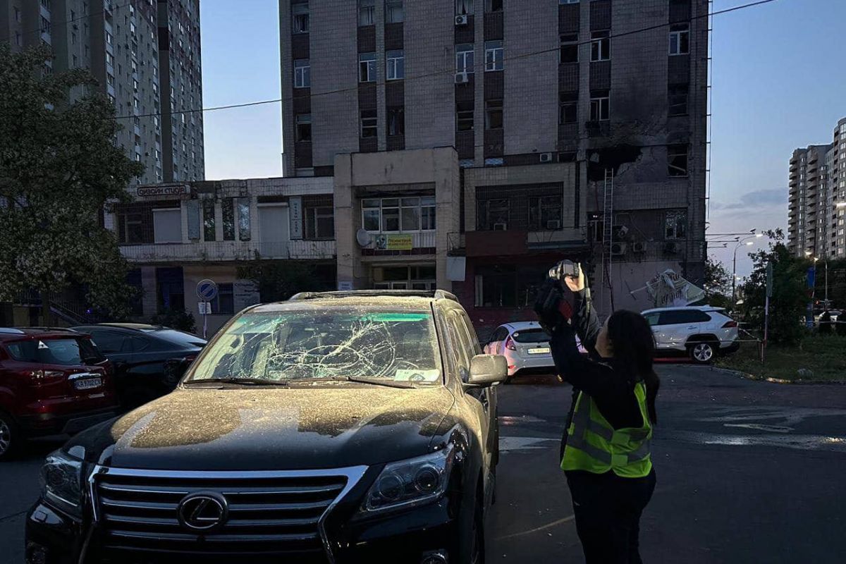 Нацполіція показала наслідки нічної атаки на Київ Нацполіція показала наслідки нічної атаки на Київ