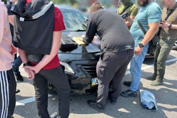 На одержанні 20 тис. доларів США хабаря від забудовника викрито сільського голову, службових осіб сільради та посередника На одержанні 20 тис. доларів США хабаря від забудовника викрито сільського голову, службових осіб сільради та посередника
