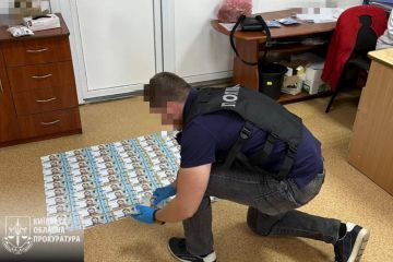 Під час отримання хабаря за позитивні висновки щодо якості продуктів, викрито службовців держпідприємства на Київщині Під час отримання хабаря за позитивні висновки щодо якості продуктів, викрито службовців держпідприємства на Київщині