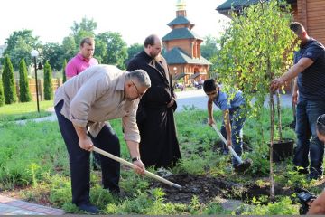 Еміль Арутюнян: з ініціативи та за участю мецената на території храмового комплексу Різдва Пресвятої Богородиці провели посадку дерев Еміль Арутюнян: з ініціативи та за участю мецената на території храмового комплексу Різдва Пресвятої Богородиці провели посадку дерев
