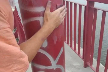 ​Розмальовані вандалами опори Нового мосту відновлять фарбою за 18 євро