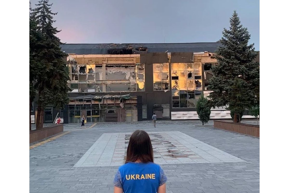 Маріуполь – місто незламних людей! У місті, де все українське заборонено, дівчина не побоялася вийти у футболці з написом «Ukraine» Маріуполь – місто незламних людей! У місті, де все українське заборонено, дівчина не побоялася вийти у футболці з написом «Ukraine»