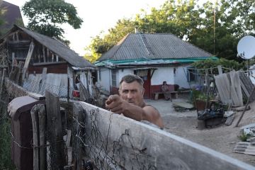 ФОТОВИСТАВКА «ХАТИ, ЯРИ І ЛЮДИ. ВИГНАННЯ В РАЙ» ФОТОВИСТАВКА «ХАТИ, ЯРИ І ЛЮДИ. ВИГНАННЯ В РАЙ»