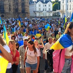 У Саарбрюккені сотні українців демонструють свою єдність У Саарбрюккені сотні українців демонструють свою єдність
