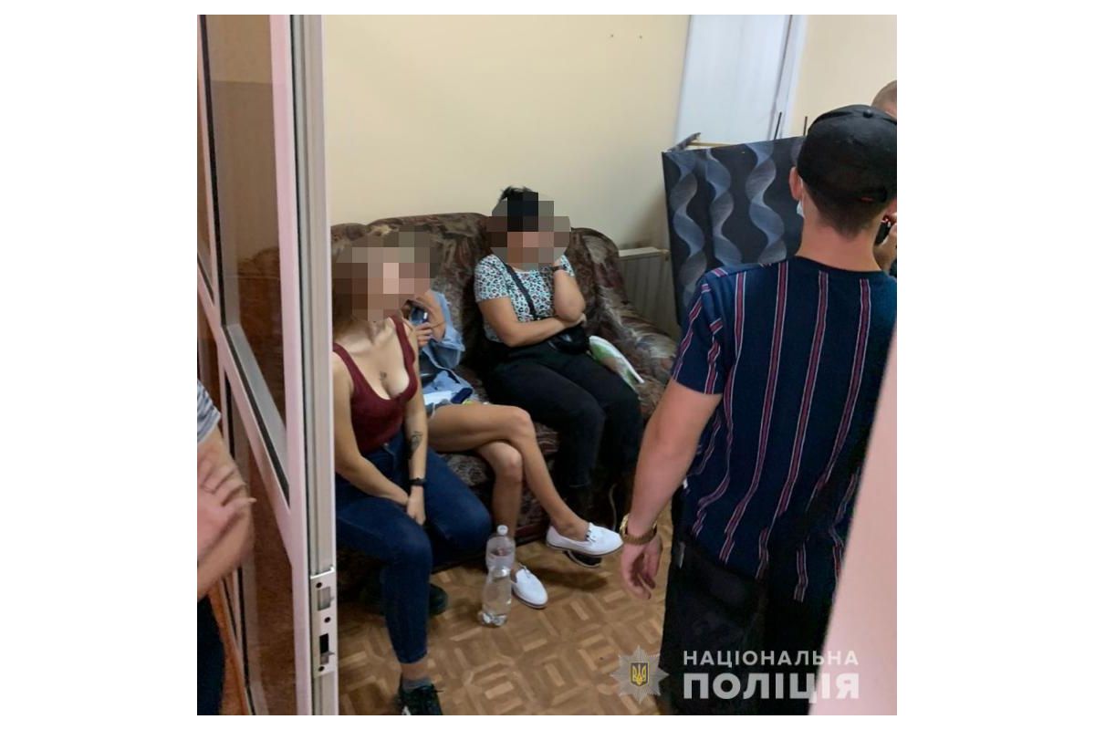 У Кривому Розі поліція затримала п`ятьох порноактрис У Кривому Розі поліція затримала п`ятьох порноактрис
