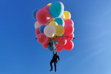 Девід Блейн повторив трюк з мультфільму «Вгору» Девід Блейн повторив трюк з мультфільму «Вгору»