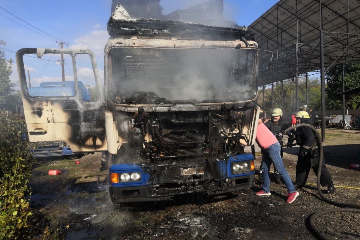 У Кривому Розі на тимчасовій зупинці загорілася вантажівка У Кривому Розі на тимчасовій зупинці загорілася вантажівка