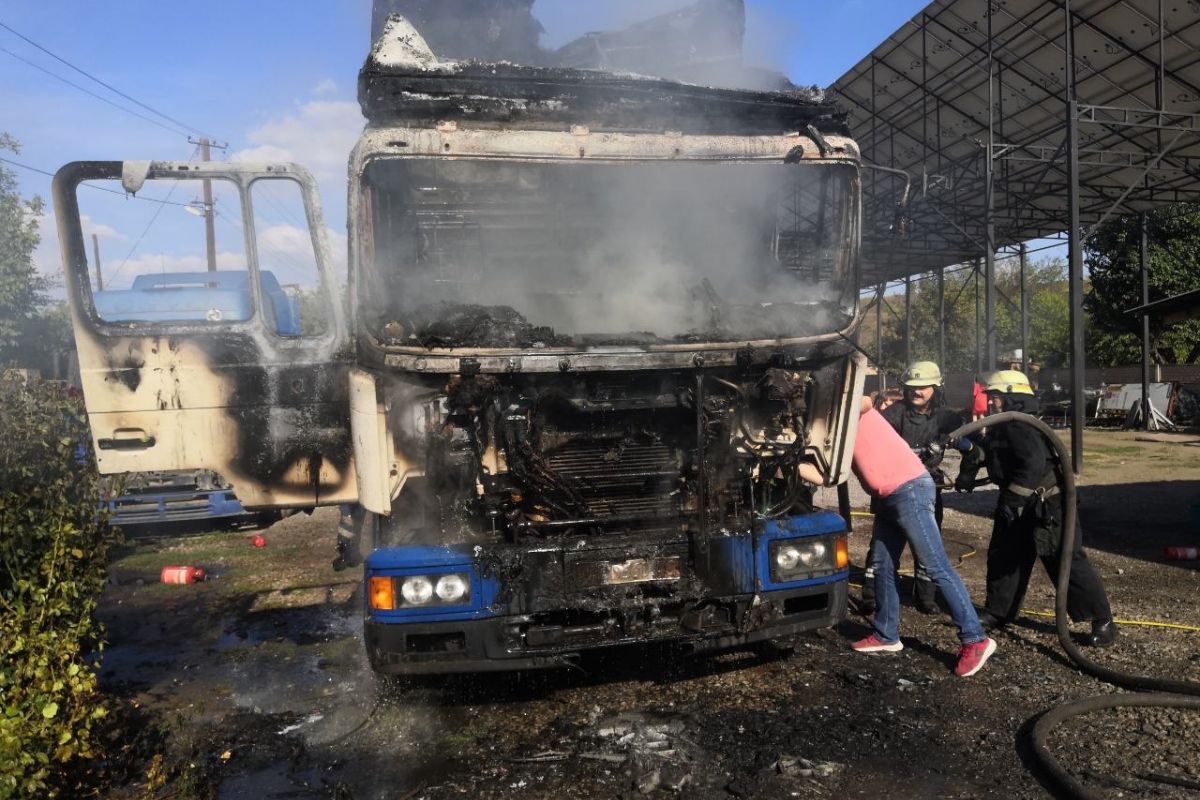 У Кривому Розі на тимчасовій зупинці загорілася вантажівка