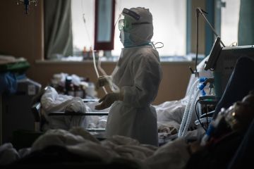 Усіх хірургів лікарні ім. Мечникова терміново вчать, як працювати за COVID протоколами Усіх хірургів лікарні ім. Мечникова терміново вчать, як працювати за COVID протоколами