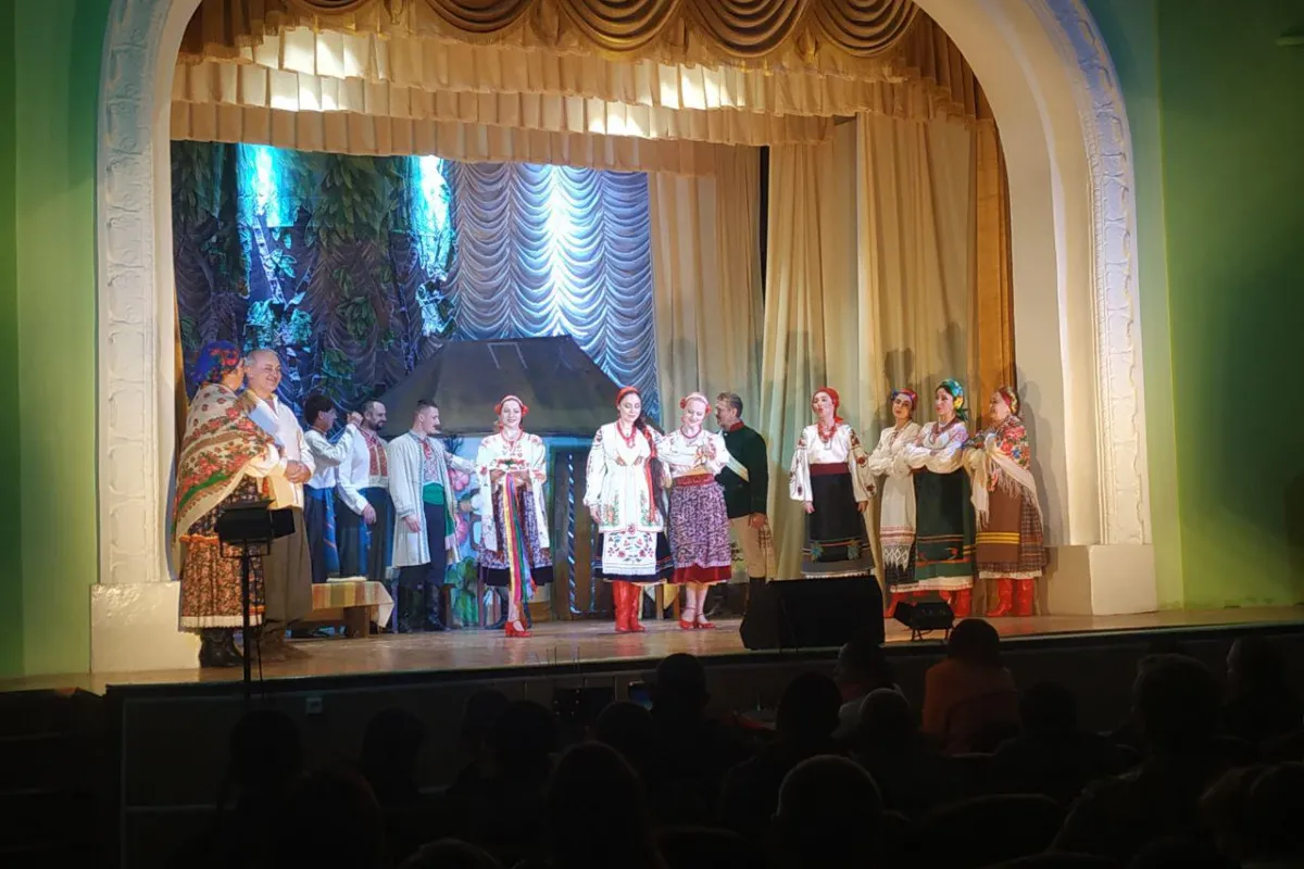 У Новотроїцькому Донецької області бійцям вручили медалі та показали виставу “Сватання на Гончарівці”