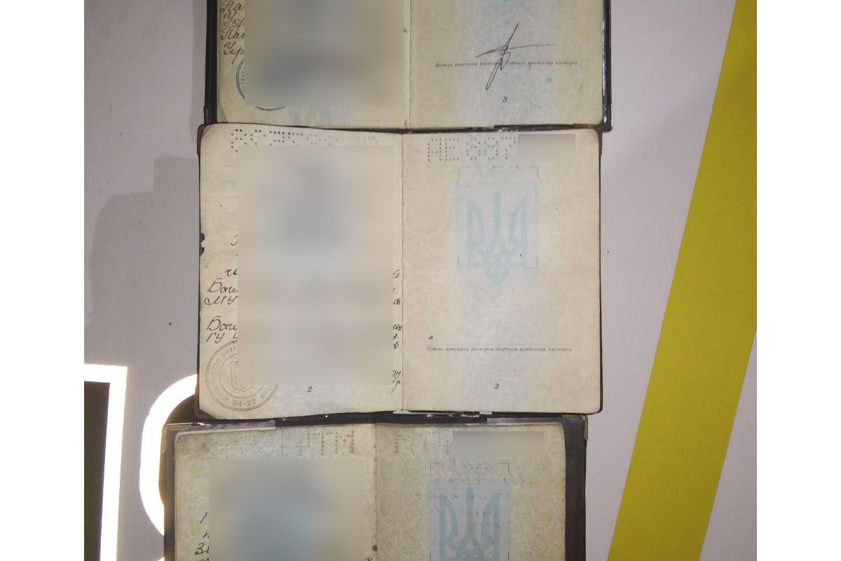 Патрульні Дніпра виявили автівку з гранатою, підробленими документами та картонкою замість номерів Патрульні Дніпра виявили автівку з гранатою, підробленими документами та картонкою замість номерів