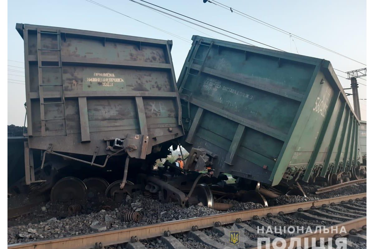 На Дніпропетровщині зійшли з рейок 14 вагонів вантажного потягу На Дніпропетровщині зійшли з рейок 14 вагонів вантажного потягу