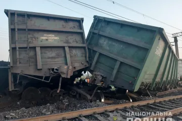 ​На Дніпропетровщині зійшли з рейок 14 вагонів вантажного потягу