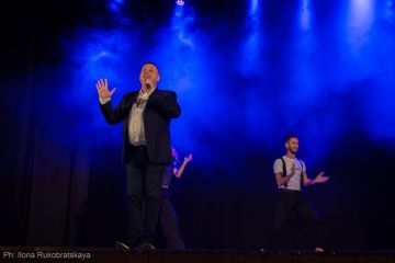 IGOR MIZRAKH'S UNEASY SIMPLICITY IGOR MIZRAKH'S UNEASY SIMPLICITY