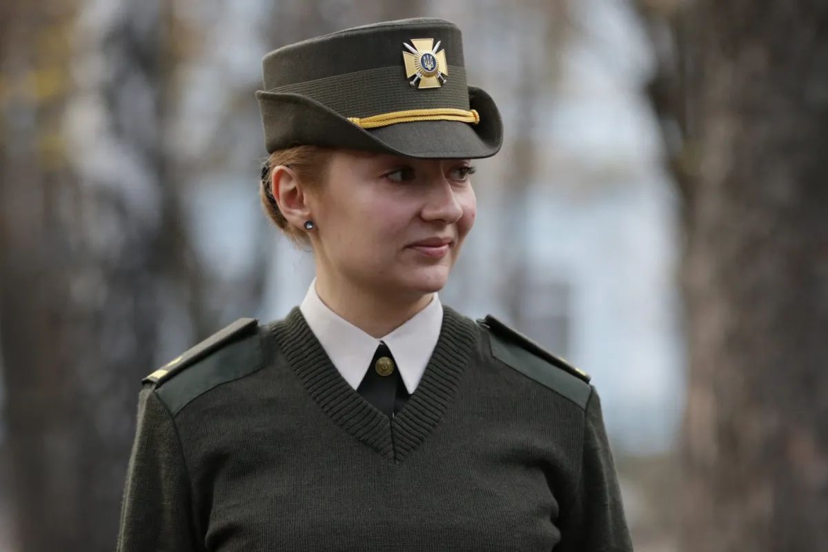 У Міністерстві оборони розробили новий одяг для військових-жінок