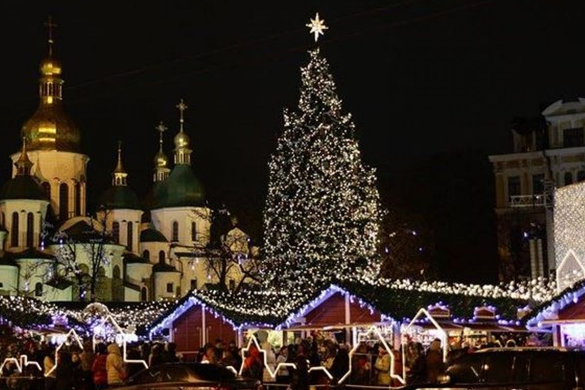 На Софійській площі та в інших місцях у Києві цьогоріч встановлять ялинки, це зроблять коштом приватного бізнесу