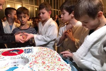 Петровский Александр Владимирович: Тематический торт и подарки для спортсменов Днепровского клуба Петровский Александр Владимирович: Тематический торт и подарки для спортсменов Днепровского клуба