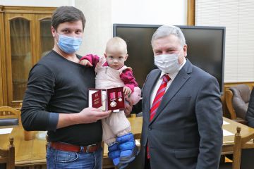 Андрій Таран вручив державні нагороди та відзнаки представникам волонтерського руху Андрій Таран вручив державні нагороди та відзнаки представникам волонтерського руху